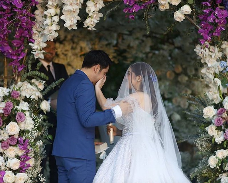 see-moira-jason-s-first-kiss-and-other-happenings-in-their-wedding-abs-cbn-entertainment